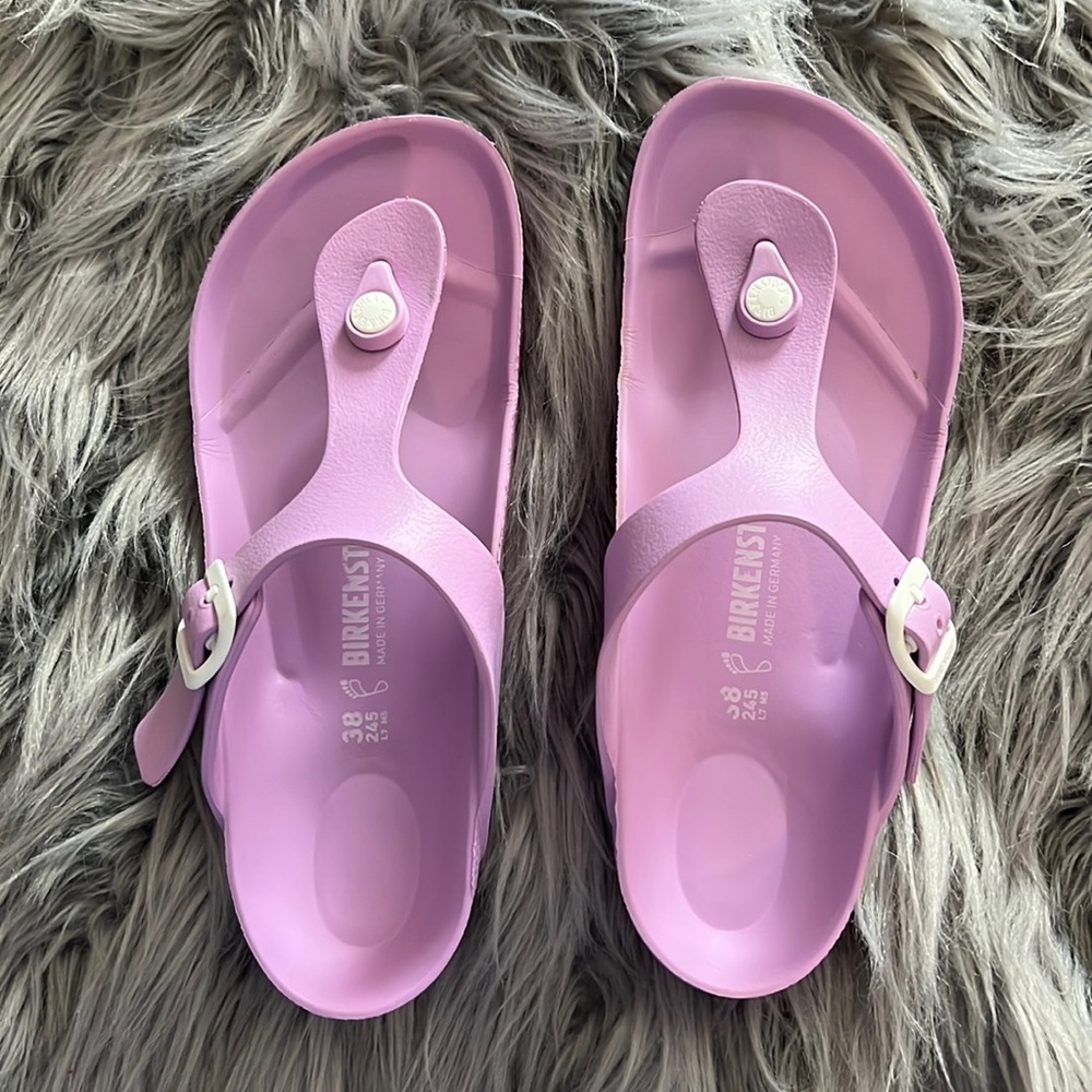 Birkenstock Gizeh in lilac. Size 38. Rubber.